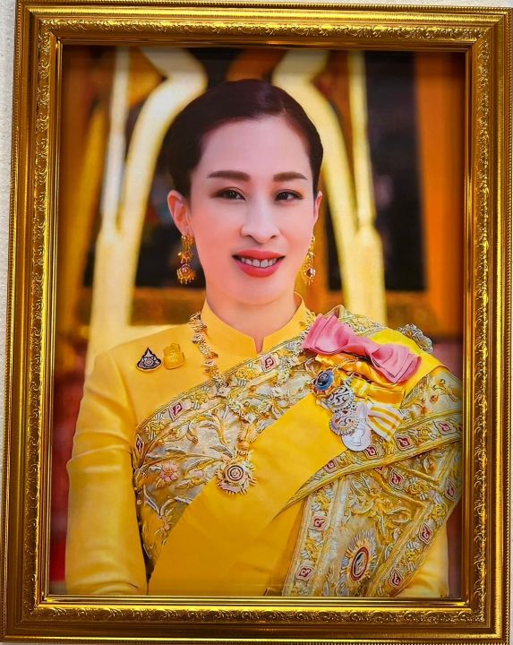 กรอบรูปมงคลเจ้าฟ้าพัชรกิติยาภา-องค์ภาฯ-ทรงชุดทอง-กรอบรูปขนาด-18x23-นิ้ว-ใส่ภาพขนาด-15x20-นิ้ว-ภาพมงคล-ของขวัญ-ของที่ระลึก