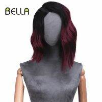 Bella วิกผมแบบไม่ผูกเชือกคอสเพลย์ปาร์ตี้สีชมพูสีเขียวสีแดงสีบลอนด์สีดำไล่ระดับรากแถบสีวิกผมผู้หญิงทนความร้อนได้ส่วน