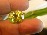 เพอริดอทของพลอย เพชรรัสเซีย รูปไข่ 20 CARATS (1 เม็ด)  Peridot Gemstone Oval Shape  CUBIC ZIRCONIUM  STEP  CUTTING  GEMSTONE STONE  1 PCS