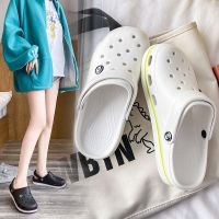 （A So Cute）☋►✨คลังสินค้าพร้อม✨Crocs รองเท้าแตะผู้หญิงสไตล์ใหม่เกาหลีรองเท้าพื้นนุ่มๆลำลองแฟชั่นของผู้ชายหลุมชายหาดกันลื่น