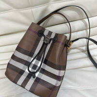 Burberry ดั้งเดิมกระเป๋าทรงถังกระเป๋าลำลองผู้หญิงอังกฤษแบบดั้งเดิม Bag27.5พาดลำตัวตรวจสอบคลาสสิก * 26ซม.