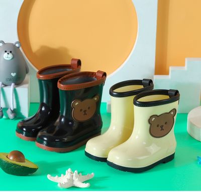 รองเท้าบูทลายหมี รุ่นCARTOON RAIN SHOES ใส่ได้ทุกฤดูกาล จะใส่ไปเที่ยวแบบชิคๆสไตล์สายแฟชั่น จะเข้าสวน หรือใส่กันน้ำกันฝน