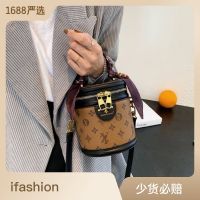 ┇♀ Cylindrical bag womens bag 2023 new trendy silk scarf portable cylindrical bucket bag shoulder Messenger presbyopic rice bucket small bag