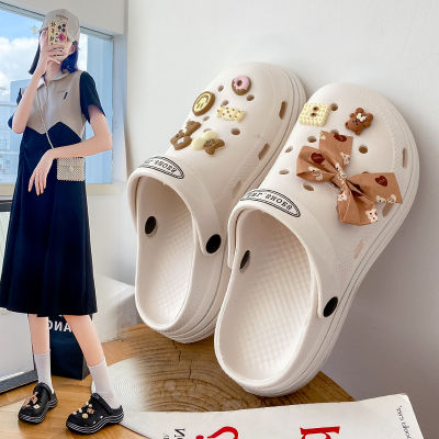 New style รองเท้ามีรูผู้หญิงใส่ข้างนอกหน้าร้อนรุ่นใหม่ ins รองเท้าแตะน่ารักอินเทรนด์รองเท้าแตะพยาบาลพื้นหนากันลื่นชายหาด