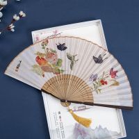 พัดผ้าชีฟองลายดอกโบตั๋นวาดด้วยมือพัดขนาดเล็กพัดลมไม้ไผ่ลมของจีนพัดลมฤดูร้อน