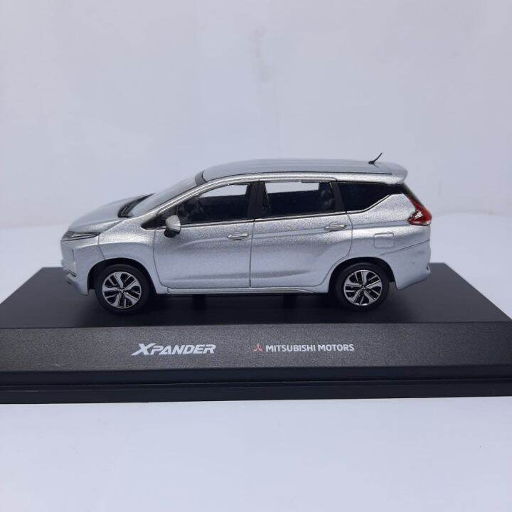 Diecast Xpander miniatur mobil Mitsubishi Motors dealerbox skala 43
