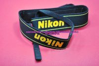 สายคล้องกล้อง Nikon รุ่นใหม่ โลโก้ Nikon กำมะหยีสีเหลืองอย่างดี ใช้ได้กับกล้อง Nikon หลายรุ่นคร้า