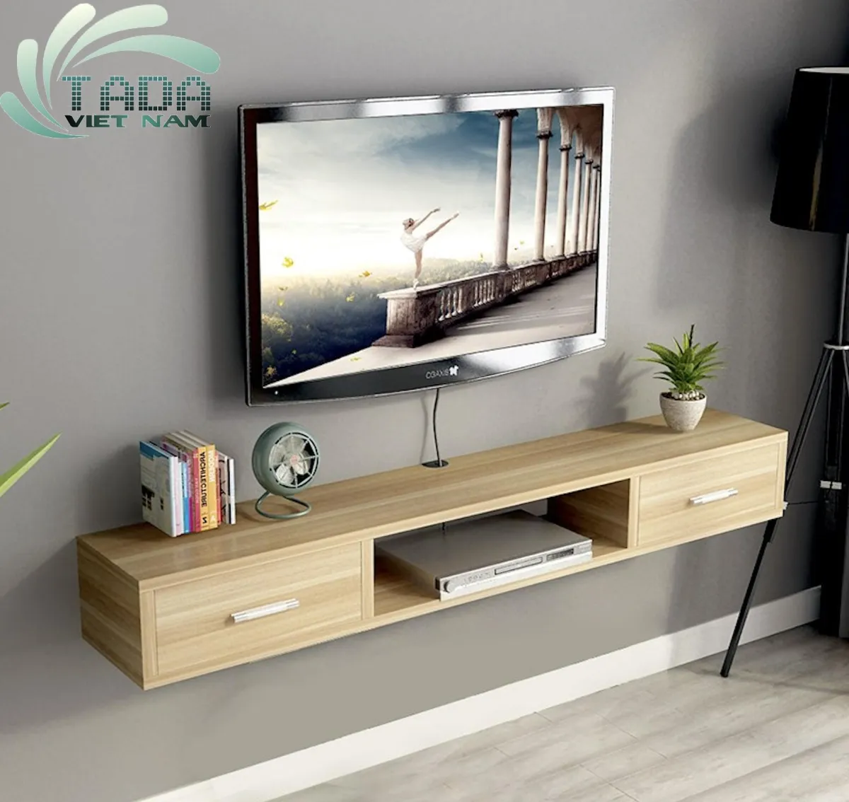 Với Kệ tivi treo tường TADA, bạn sẽ tận hưởng trọn vẹn không gian giải trí của mình mà không cần phải đặt riêng một khối bàn để đỡ tiện lợi. Với kiểu dáng sang trọng và chất liệu bền đẹp, TADA sẽ làm cho không gian phòng khách của bạn trở nên hoàn hảo hơn.