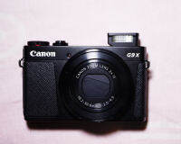 Canon G9X G9 X กล้องตัวเล็กระดับพรีเมียมรุ่นใหม่จากแคนนอนที่โดดเด่นทั้งประสิทธิภาพ และดีไซน์เพรียวบางน้ำหนักเพียง 209 กรัม มี Wi-Fi และ NFC ในตัวกล้อง ให้คุณอัพโหลดและแชร์ภาพไปยังสมาร์ทโฟนหรือคอมพิวเตอร์แท็บเล็ตง่ายๆ ด้วยปุ่มเดียว หากผู้ใช้ลงทะเบียนใช้งาน