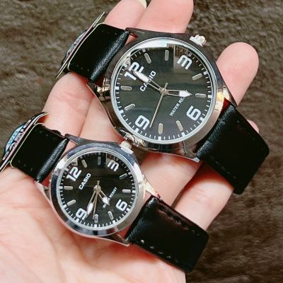 Watchhiend นาฬิกาข้อมือคู่รัก คาสิโอ้ หน้าปัดขนาด 30,40mm. ระบบควอทช์ สายหนังสีดำ สวมใส่สบาย พร้อมกล่องฟรี