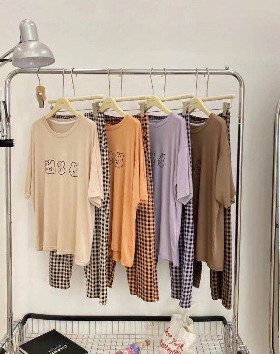 พร้อมส่ง-ชุดลำลอง-ชุดนอน-แฟชั่น-สไตล์มินิมอล-เซทชุดนอน-เสื้อคอกลมแขนสั้น-กางเกงลายสก๊อต-free-size
