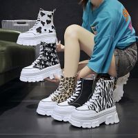 s06l5u - พรีออเดอร์รองเท้าผ้าใบข้อยาวมีซิป ส้นสูง 9 cm มี 5 ลาย Platform shoes (YDF7)