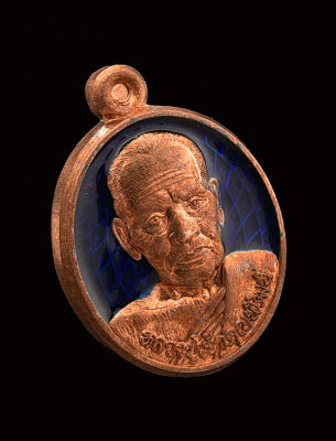 เหรียญเม็ดแตงเลื่อนสมณศักดิ์ หลวงพ่อพัฒน์ วัดห้วยด้วน พิมพ์ครึ่งองค์เนื้อทองแดงลงยาน้ำเงิน (วัดจัดสร้าง)