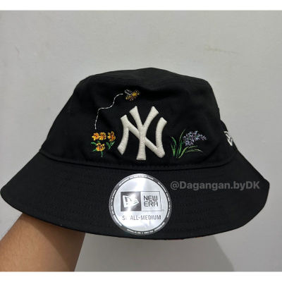 หมวกบักเก็ต NEW Era ลายดอกไม้ สีดํา ของแท้ 100% (ใหม่)