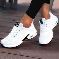 รองเท้าผู้หญิงสำหรับฤดูร้อน2022รองเท้ากีฬาผ้าตาข่ายระบายอากาศน้ำหนักเบารองเท้าผ้าใบสำหรับเดินลำลอง