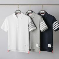 Thom Browne เสื้อยืดแขนสั้น TB แบรนด์ยอดนิยมเสื้อโปโลลายทางสี่แถวสำหรับผู้ชายและผู้หญิงลำลองธุรกิจยุโรปและอเมริกาแบบเรียบง่ายมีปกแบบยุโรปและอเมริกาเครื่องแต่งกายใหม่