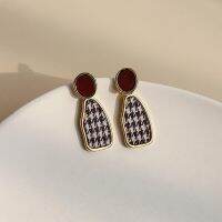 [COD] Houndstooth earrings niche female winter retro high-end temperament ear mosquito coil French light luxury atmosphere personality clip