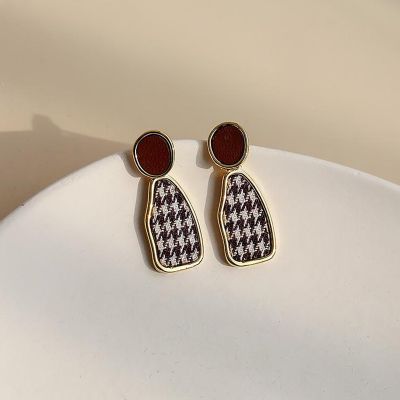 [COD] Houndstooth earrings niche female winter retro high-end temperament ear mosquito coil French light luxury atmosphere personality clip