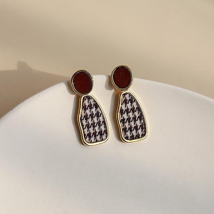 cod-houndstooth-earrings-niche-female-winter-retro-high-end-temperament-ear-mosquito-coil-french-light-luxury-atmosphere-personality-clip