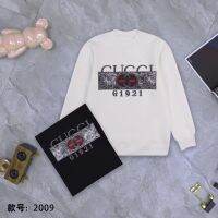 เสื้อสเวตเตอร์ปักครึ่งแขนสีดำเข้ารูปและปลายสูงแบบลำลองทันสมัยทันสมัยสำหรับผู้ชาย2023