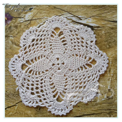 Free Shipping Wholesale Retro Handmade Crochet Round Flower Coaster Household Table Cup Mat 17cm Shooting Props Doilies 20pcslo