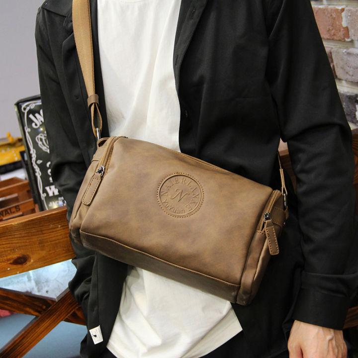 กระเป๋าผู้ชายฉบับภาษาเกาหลีกระเป๋าลำลองขนาดเล็กกระเป๋าทรงอานม้าอินเทรนด์
