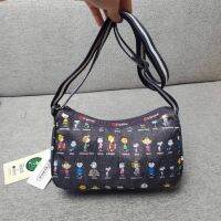 Lesportsac กระเป๋าสะพายแฟชั่นใหม่กระเป๋า Messenger การ์ตูนน้ำหนักเบากระเป๋าสตรีลำลองกระเป๋าผ้าลายดอกไม้ 2780