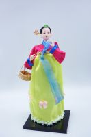 ตุ๊กตาสาวเกาหลีสวมชุดแดง-เขียวมะนาว ถือตะกร้า เป็นตุีกตาวินเทจ รูปร่างหน้าตาสวยงาม สวมใส่ชุดแบบเกาหลีโบราณ เหมาะเป็นของขวัญ
