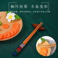 Japanese wooden chopsticks ตะเกียบไม้ญี่ปุ่นพิมพ์ลายแฟนซี 1 แพ็คมี 5 คู่ ตะเกียบไม้แท้ ปลายด้ามพิมพ์ลายสวยหรู สวยงามทันสมัย