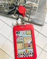 SNOOPY RED ที่ใส่บัตร ที่ห้อยบัตร พร้อมที่ใส่บัตร สายห้อยดึงยืดออกได้กลับเอง แถมตุ็กตา snoopyเล็ก มีก้ามปูสวยงาม มีห่วง ลาย  สนูปปี้แดง BY NPNN