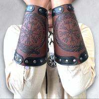 สายรัดข้อมืออัศวินนักรบโรมัน1ชิ้นเสาโทเท็มมังกรเกราะหนัง Steampunk Rivet Bandage Br