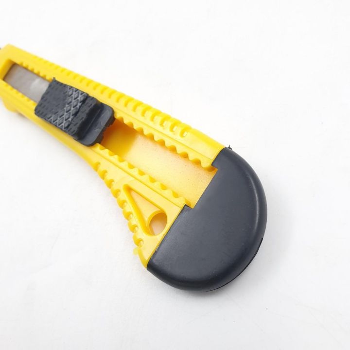 คัตเตอร์ด้ามพลาสติกสีเหลือง-มีที่หักใบมีดอยู่ด้านท้าย-มีปุ่มล็อคมีด-ขนาดกะทัดรัดจับถนัดมือ