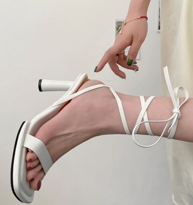 รองเท้าส้นสูงสีขาวผู้หญิง 2023 รองเท้าส้นสูงสไตล์เกาหลีพันขาสายหนังยาวพันสูง HZFWS2564