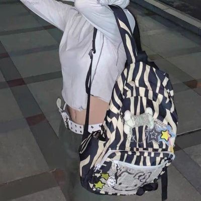 กระเป๋าเป้สะพายหลัง Sanrio Hello Kitty ลายกราฟฟิตีกระเป๋าสะพายไหล่สำหรับความจุขนาดใหญ่สำหรับผู้หญิง Y2k กระเป๋านักเรียนกระเป๋าถือดีไซน์หรูหราแบบเกาหลี2023New