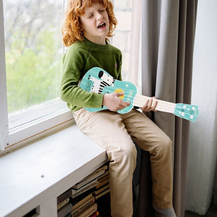 อูคูเลเล่ของเล่นเครื่องดนตรีกีตาร์เด็กสำหรับเด็กมือใหม่หัดเล่นกีตาร์รุ่นแรกเล่นอูคูเลเล่ปี