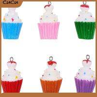 CUCU 30 Pcs ความยาว29มม. จี้เรซิ่น faux CUP cake พลาสติก imiated Food Charm พร้อมห่วง รู: 2mm เรซิน จี้เรซิ่น3D สีสันสดใสถ้วยหวานเค้กอาหาร Charm แข็งแรงและทนทาน เส้นผ่านศูนย์กลาง24มม. เครื่องรางเค้กหวานอาหารน่ารัก งานฝีมือดีไอวาย