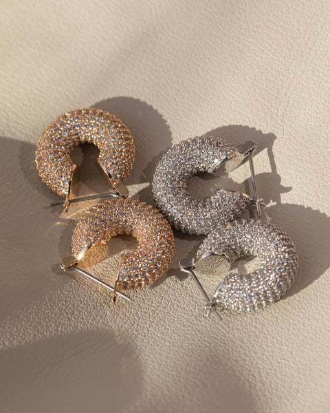 haus-of-jewelry-luv-aj-pave-mini-donut-hoops-ต่างหูงานทองเหลือง-เพชรคิวบิกเซอร์โคเนีย-cubic-zirconia