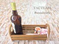 TACTEAM ที่วางของข้างเจาะหูกลม พื้นไม้สักซี่ Mini-Furniture ไม้สักแท้ ตรงฐานจะเป็นไม้สักซี่เล็กๆ วางเรียงกันอยู่ ที่วางอเนกประสงค์ วางได้หลายอย่างได้ตามความสะดวกเหมาะสม ไม่ว่าจะเป็นขวด เป็นแก้ว แยม ครีม โลชั่น ฯ  และมีหูจับกลมๆ 2 ข้าง สะดวกในการยกไปมาด้วย