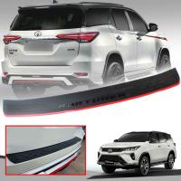 กันรอยท้าย ชายบันไดหลัง รุ่น โตโยต้า ฟอร์จูนเนอร์ TOYOTA FORTUNER ปี 2020 - 2021 สีดำด้าน แต่งขีดแดง โลโก้ดำ 1 ชิ้น