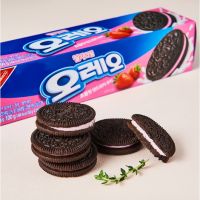 ขนมคุกกี้สอดไส้สตอเบอรี่ Oreo Sandwich Cookie strawberry crema 100g  50g x 2 packs 오레오 샌드위치쿠키