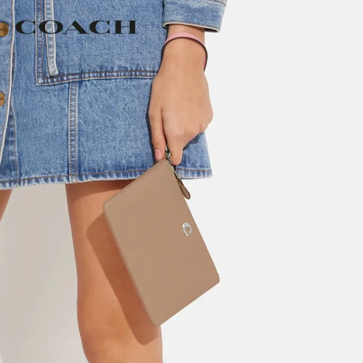 coach-กระเป๋าคล้องมือขนาดเล็กผู้หญิงรุ่น-small-wristlet-สีครีม-ch818-lhtau