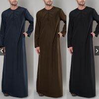 คอกลม Abayas เสื้อผู้ชายเสื้อคลุมมุสลิมสีทึบเดรสซาอุดิดูไบอาหรับเสื้อคลุมหลวมผู้ชายปากีสถาน