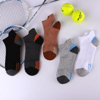 【Sock shop】5คู่/ล็อตที่มีคุณภาพสูงหวีผ้าฝ้ายผู้ชาย Amp; 39; S ถุงเท้ากีฬาระบายอากาศได้สะดวกสบายถุงเท้าเรือใหม่