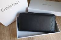 กระเป๋าสตางค์ ใบยาว ซิปรอบ  CalvinKlien Wallet กระเป๋าสตางค์แบบพับ2ตอนสำหรับผู้ชาย มีช่องใส่บัตร ใส่ธนบัตรแยกเป็นสัดส่วน กระเป๋าสตางค์คุณภาพดีตามแบบฉบับของแบรนด์ ไม่ว่าจะใช้เองหรือให้เป็นของขวัญก็สุดคุ้มและน่าใช้ ห้ามพลาดเลยค่า