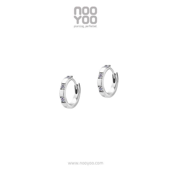 nooyoo-ต่างหูสำหรับผิวแพ้ง่าย-hoop-with-3-cubic-zirconia-ขาว-ดำ