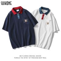 Suikone เสื้อยืดฤดูร้อนของผู้ชายใหม่ เสื้อเชิ้ตโปโลทรงหลวมอินเทรนด์ แขนสั้นคอปกปักลายสไตล์เกาหลี