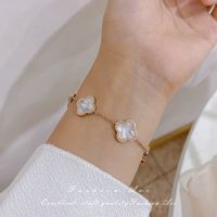 สร้อยข้อมือใบโคลเวอร์สีขาวมุก ตัวเส้นสีโรสโกลด์ สร้อยข้อมือสแตนเลสสตีล 18 k