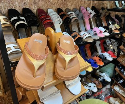 รองเท้าแตะ📌พร้อมส่ง SIZE.36-40 EU มี 4 สี รองเท้าแฟชั่นผู้หญิง รองเท้าแตะหูหนีบ รองเท้าแตะใส่เที่ยว น้ำหนักเบาเหมาะสำหรับสาวทุกวัย