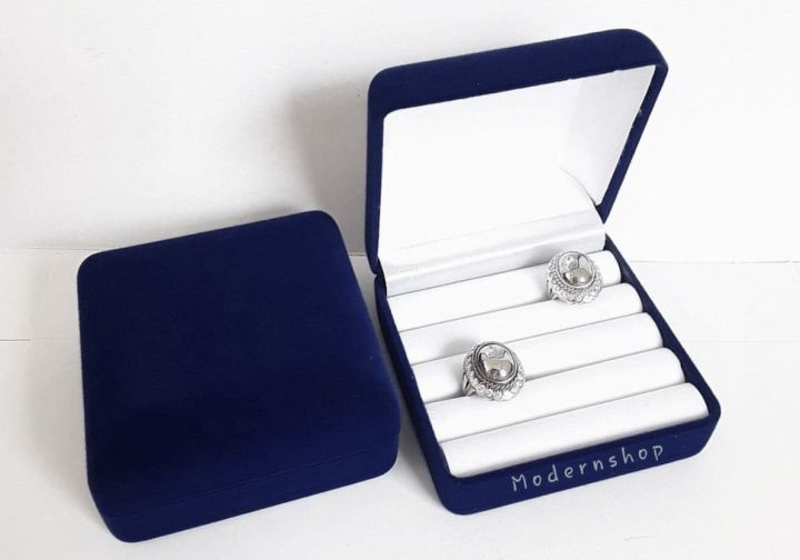กล่องกำมะหยี่ สำหรับใส่แหวนได้มากถึง 15 วง สีกรมท่า-ขาว ขนาด 9×9×5 ซม. สินค้าสุดหรู ไม่รวมเครื่องประดับ