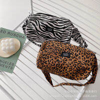 กระเป๋าเด็ก Han Fan Leopard Print Barrel Bag กระเป๋าแนวทแยงทรงเว้ารูปสตรีทสำหรับเด็กชายและเด็กหญิงกระเป๋าสะพายเด็กแฟชั่น